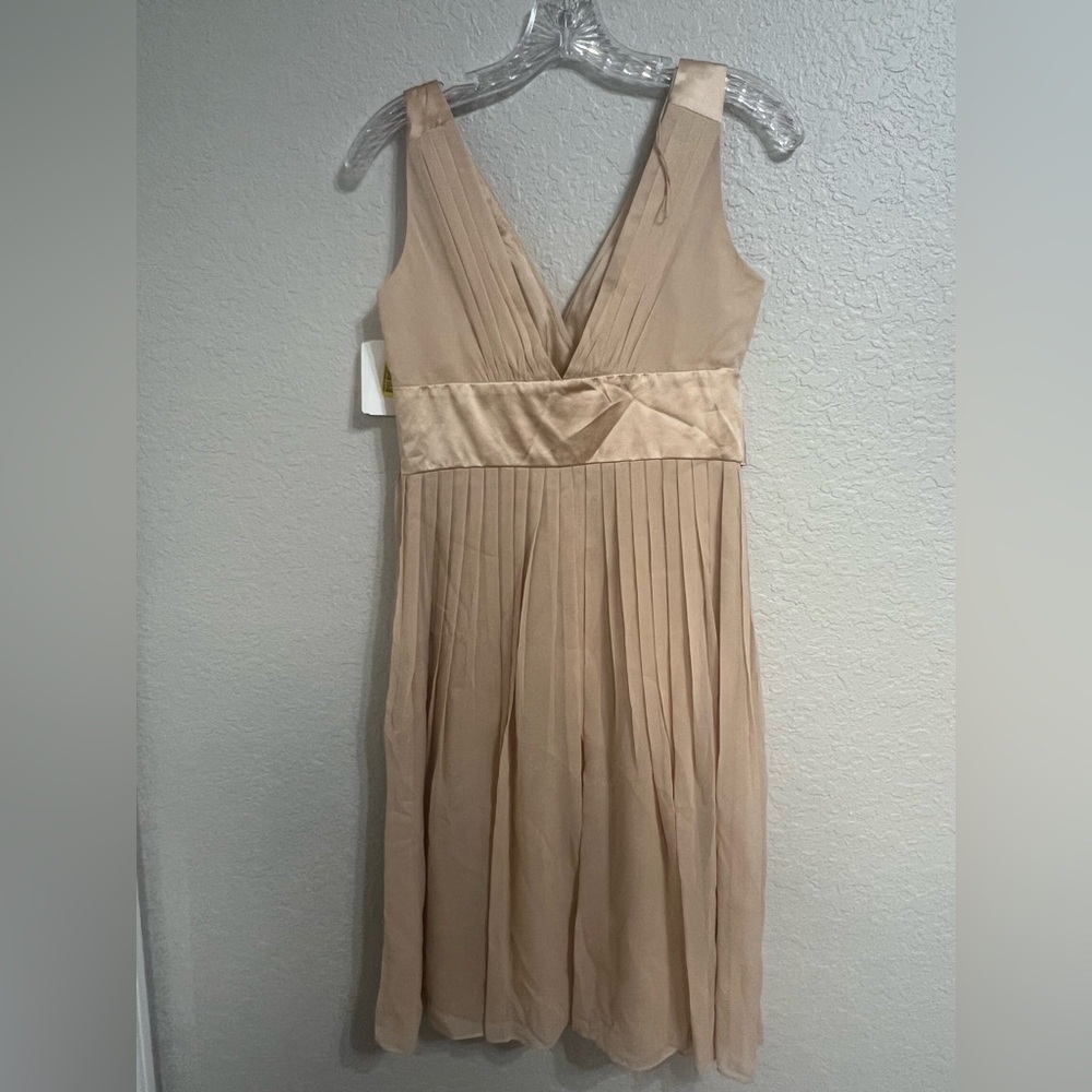 Maggy London Beige V-Neck Midi Dress
Caja 4 - Picture 5 of 6